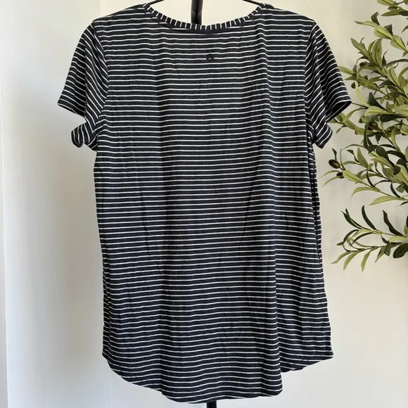 • [Lululemon] Striped V-Neck • - Picture 5 of 8